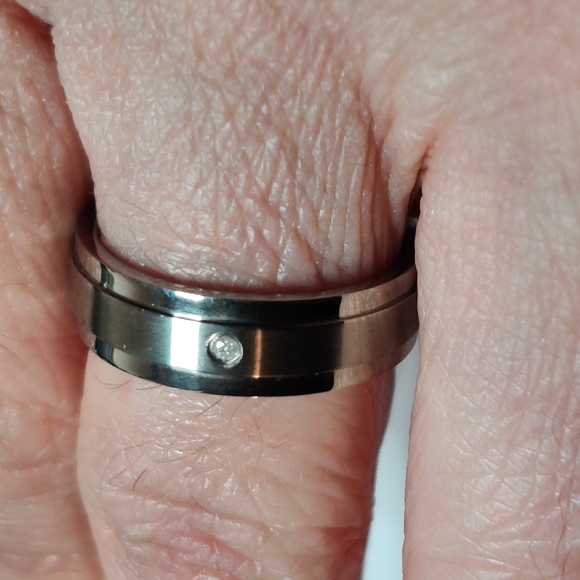 Titanium Silver Tone Minimalist Unisex Alliance Wedding Ring with a Diamond Chip - Picture 4 of 8